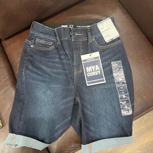 NWT New York & Company ladies denim shorts. Size 10